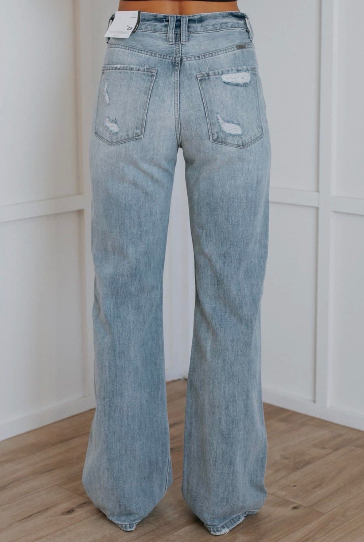 Helle, gerade Röhrenjeans mit mittlerer Taille und Knöpfen und Rissen